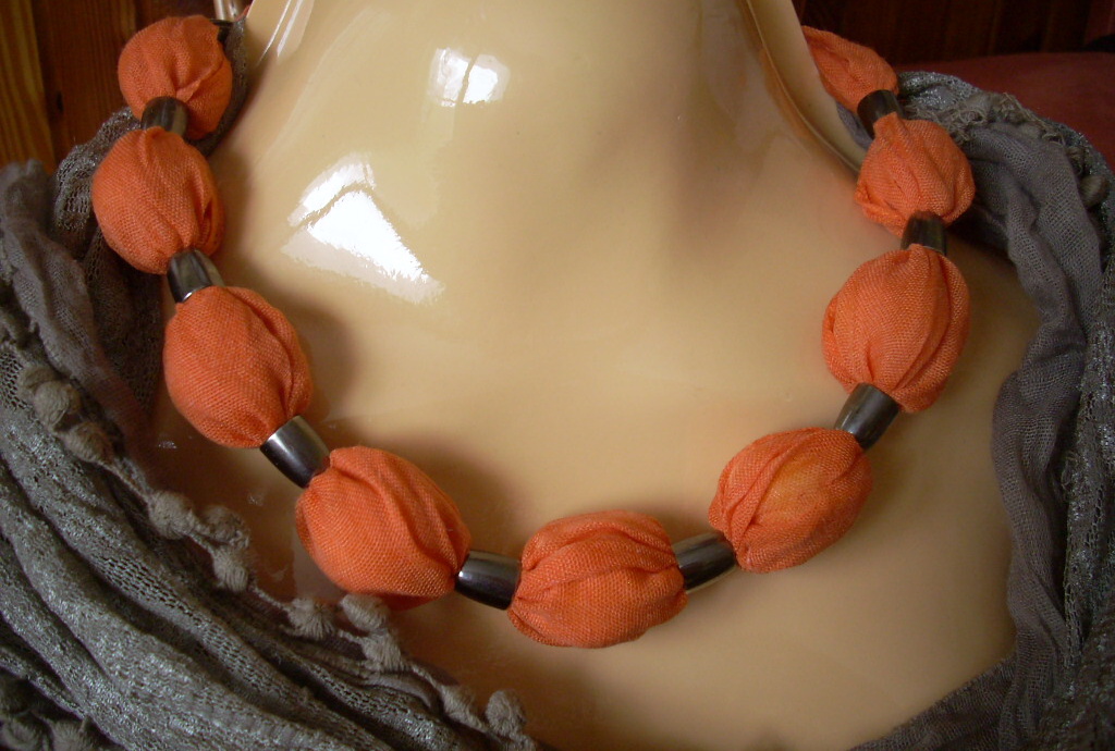 oranžovohnedé korále