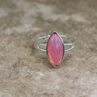 Prsten s opálově růžovou navetou 