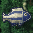 Vánoční ozdoba - tm. modrá rybka, pruhy