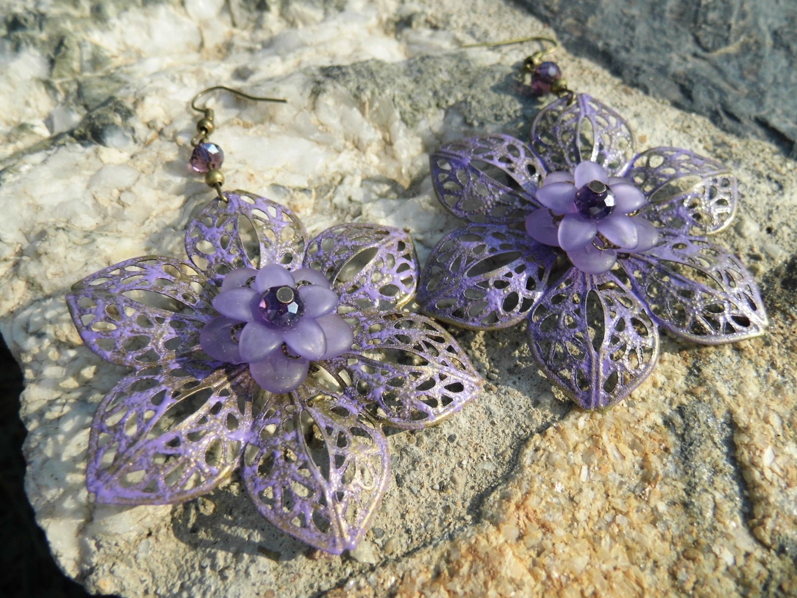 Velký náušnicový filigránový květ