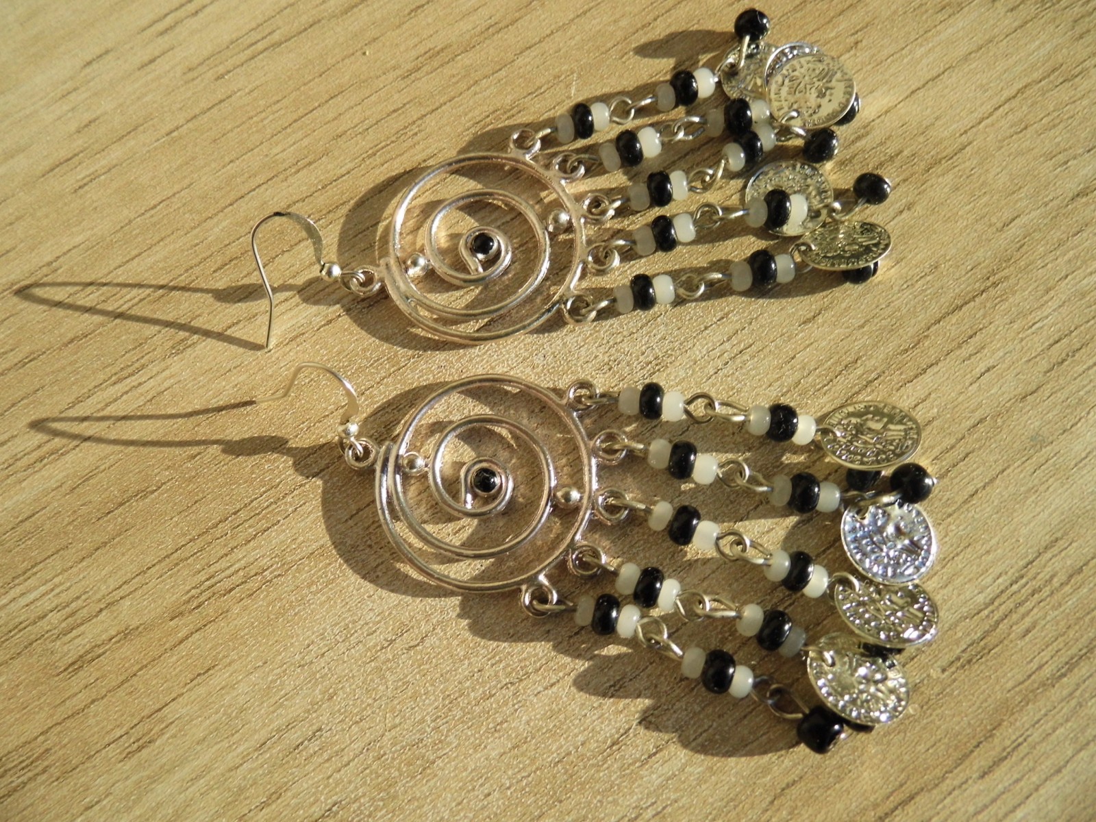 Náušnice s černobílými korálky