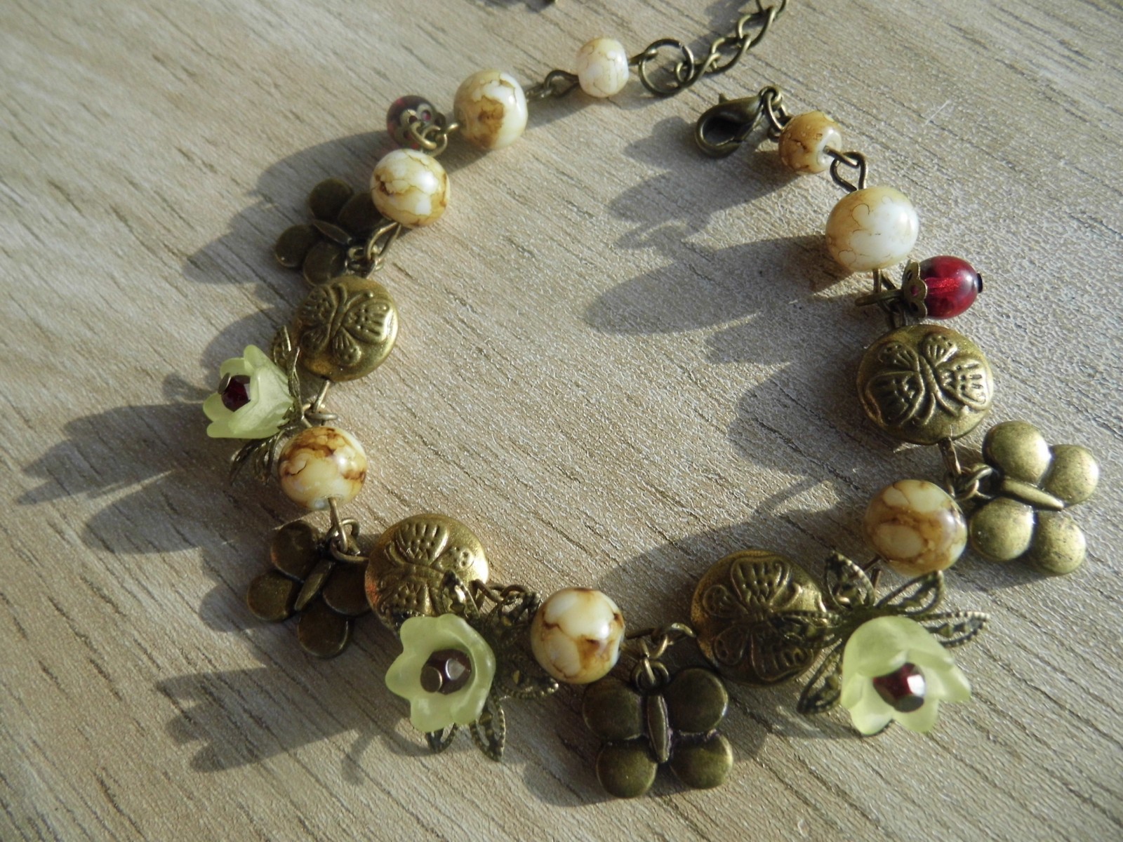 Náramek s akrylovýmikvěty