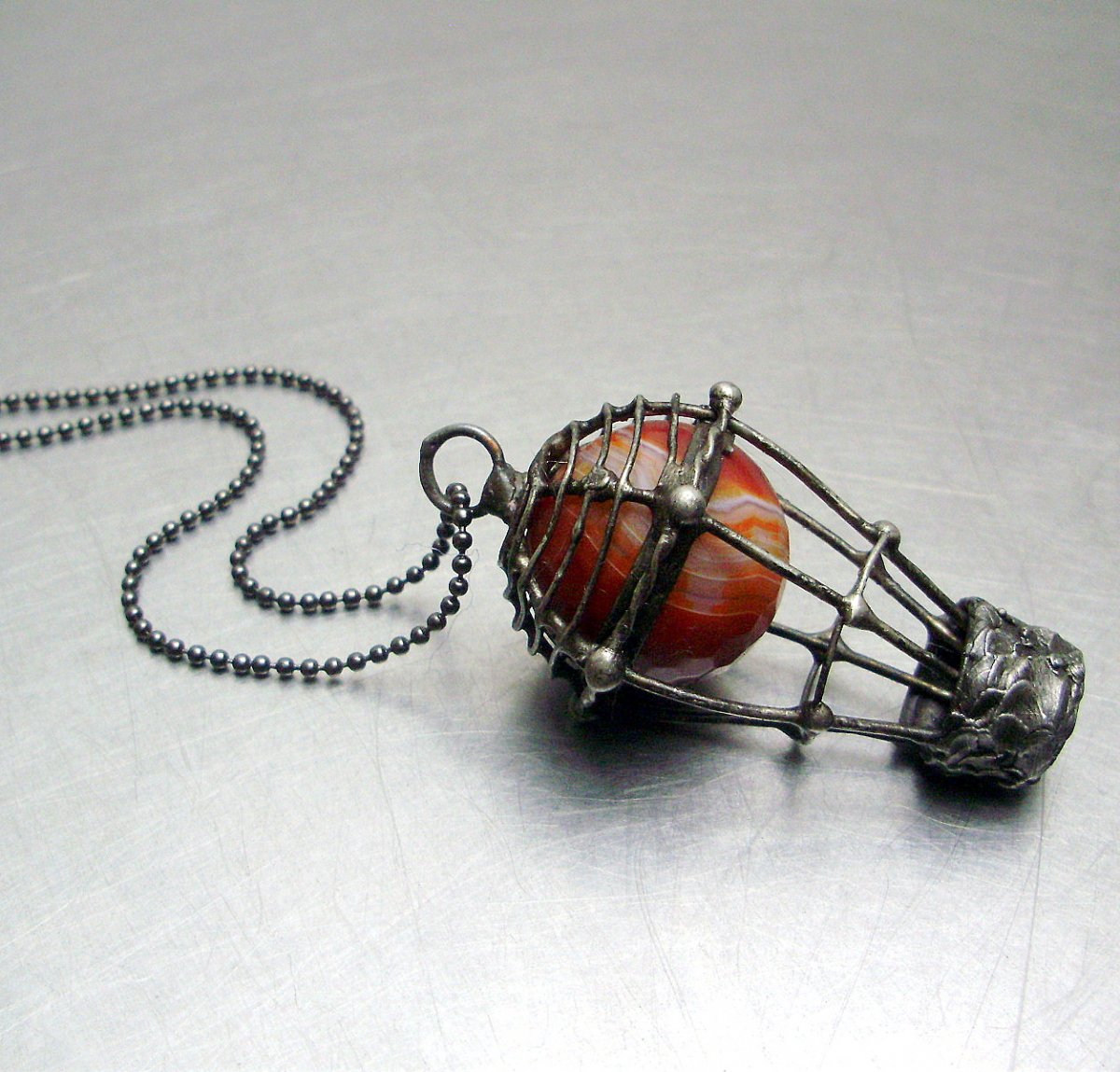 NÁHRDELNÍK VZHŮRU K VÝŠKÁM