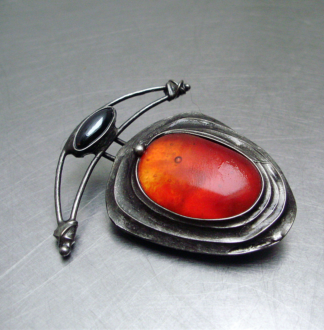 BROŽ Z OHNĚ ZROZEN