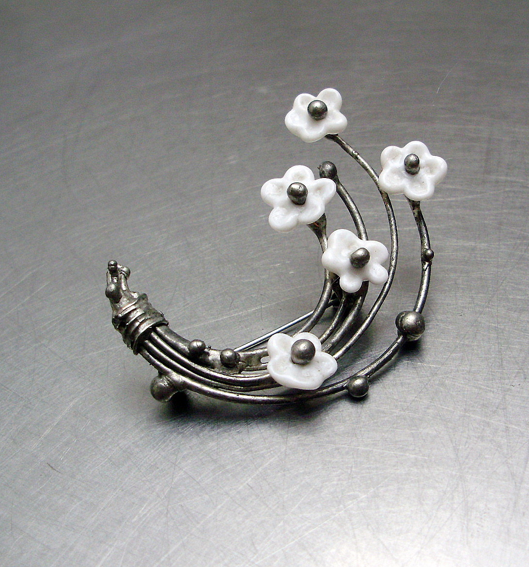 BROŽ PRVNÍ KVÍTKY