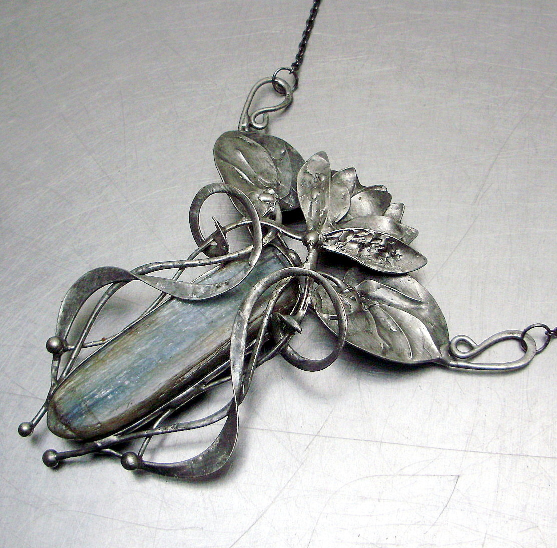 NÁHRDELNÍK HLADINA