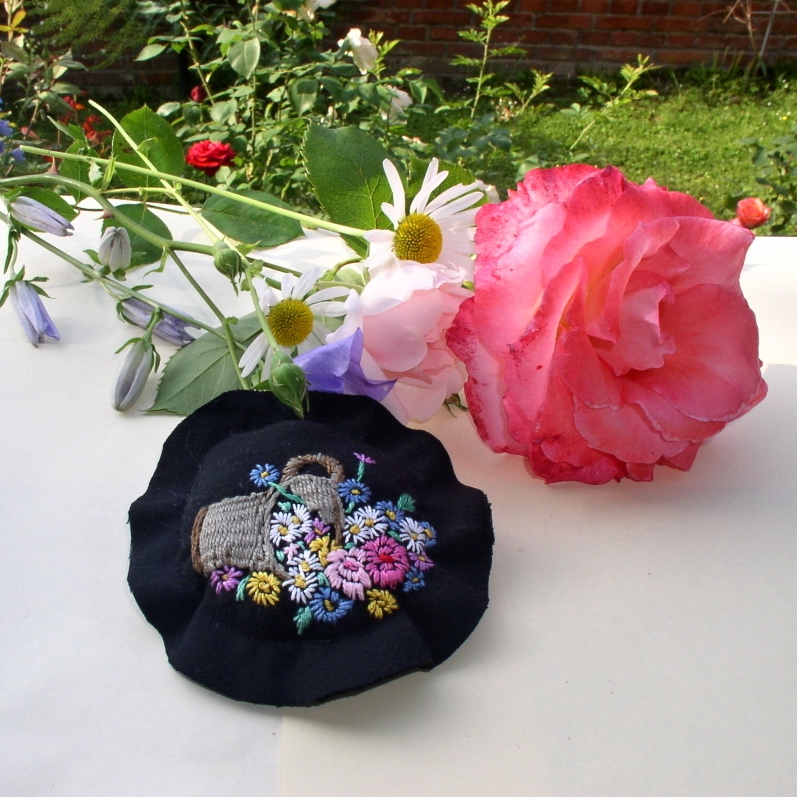 Brož Koš plný květin