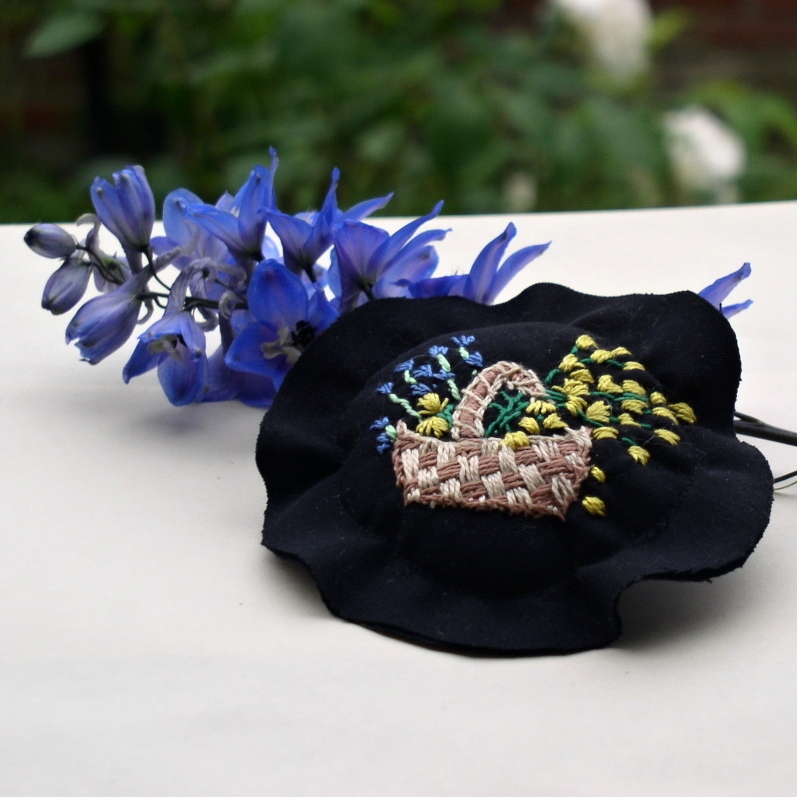 Brož Blatouchy v košíčku