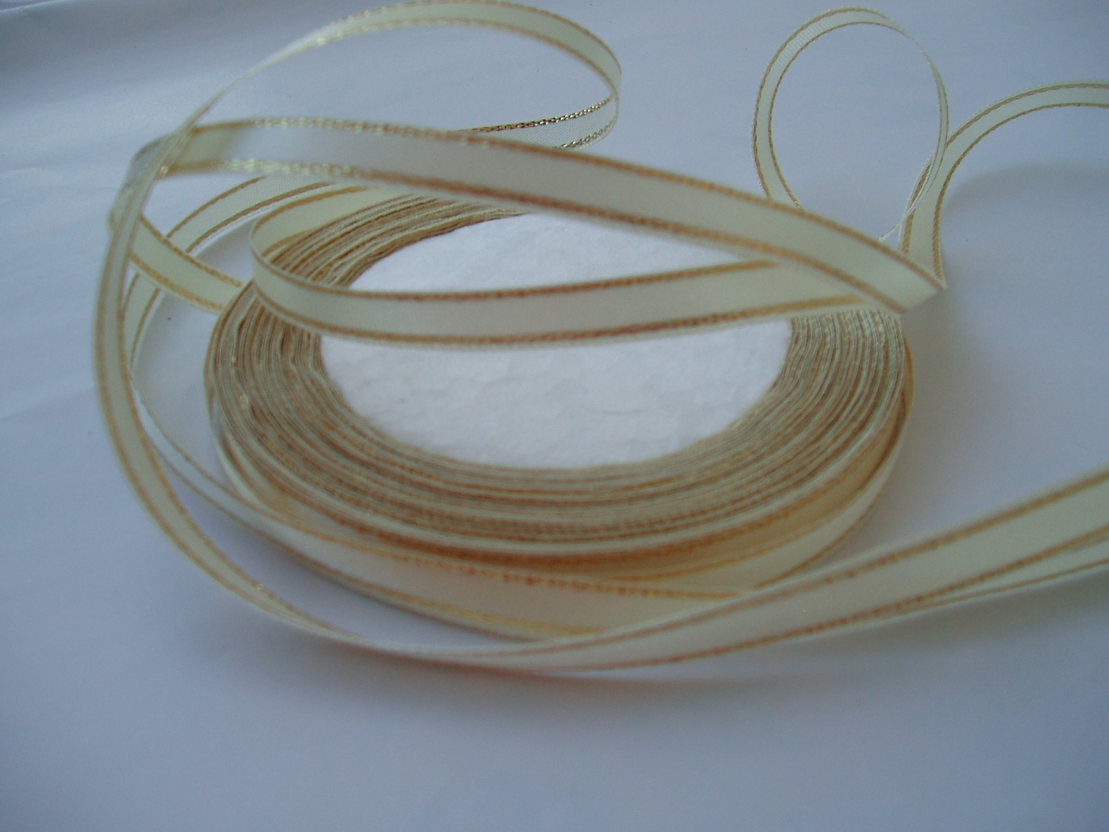 saténová stuha se zlatou nitkou- 6mm