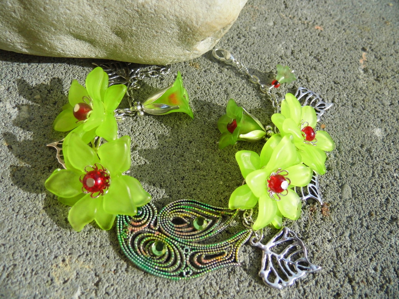 VLAŠTOVKA - náramek s akryl.květy