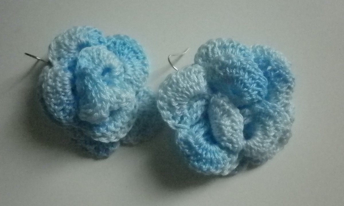 Háčkované náušnice - modré růžičky
