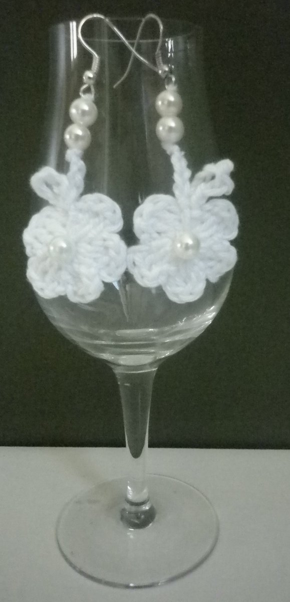 Háčkované náušnice - bílá květina