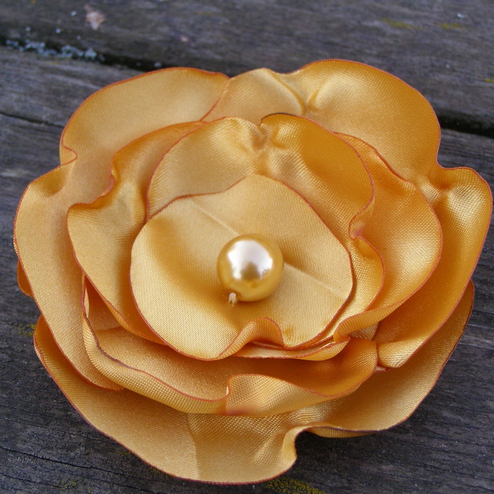 Saténová brož zlatá  !SLEVA!