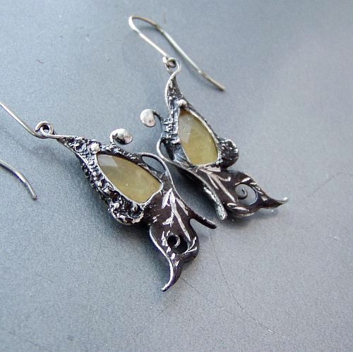 Na motýlích křídlech