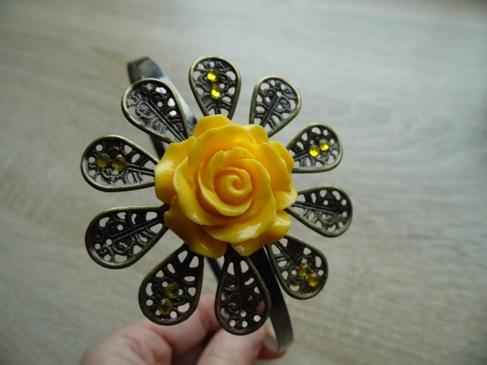 čelenka s velkým květem