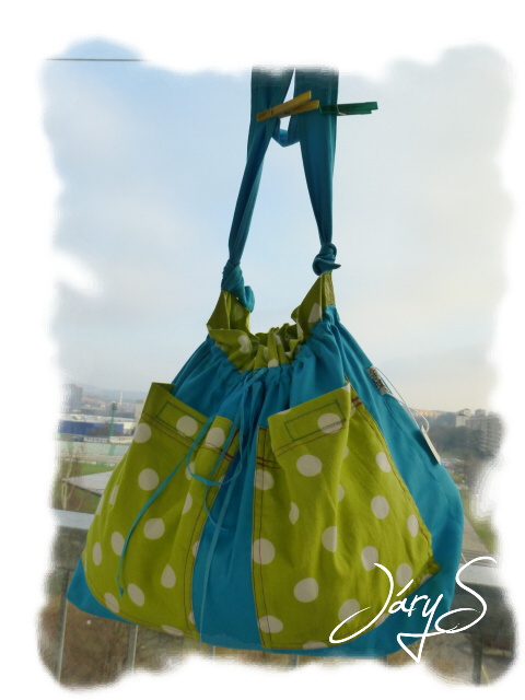 Tyrkysová a puntíkaté kapsy