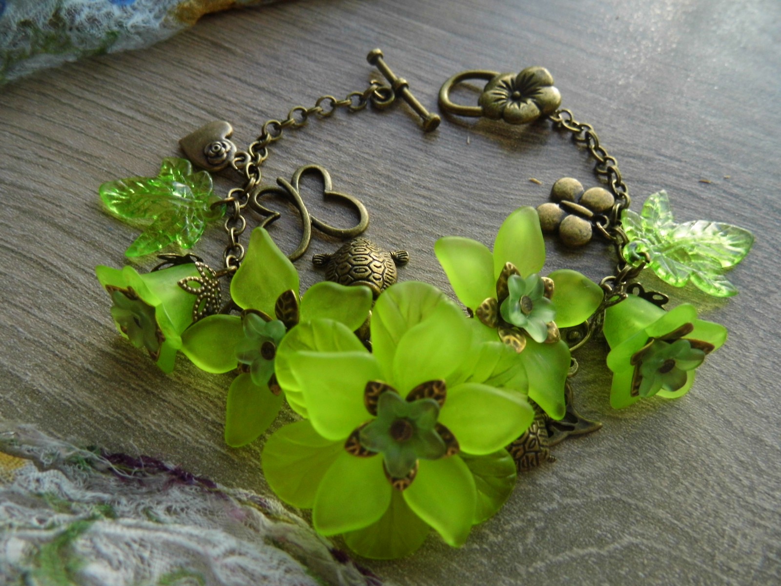 Náramek z velkých akrylových květů