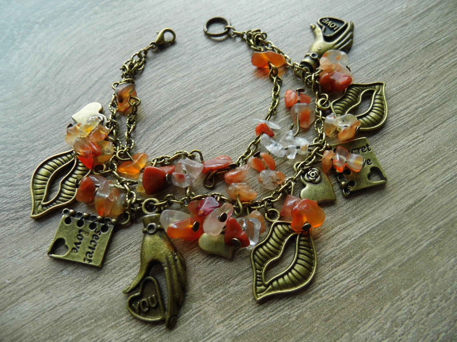 náramek s kerneolem a přívěsky