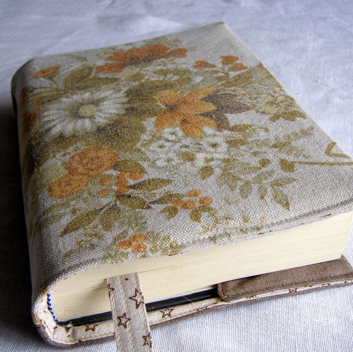 Obal na knihu "Len z prababiččiny almary"