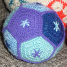 modrý háčkovaný míček