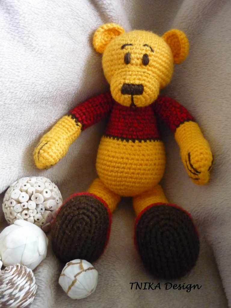 Háčkovaný méďa v teniskách