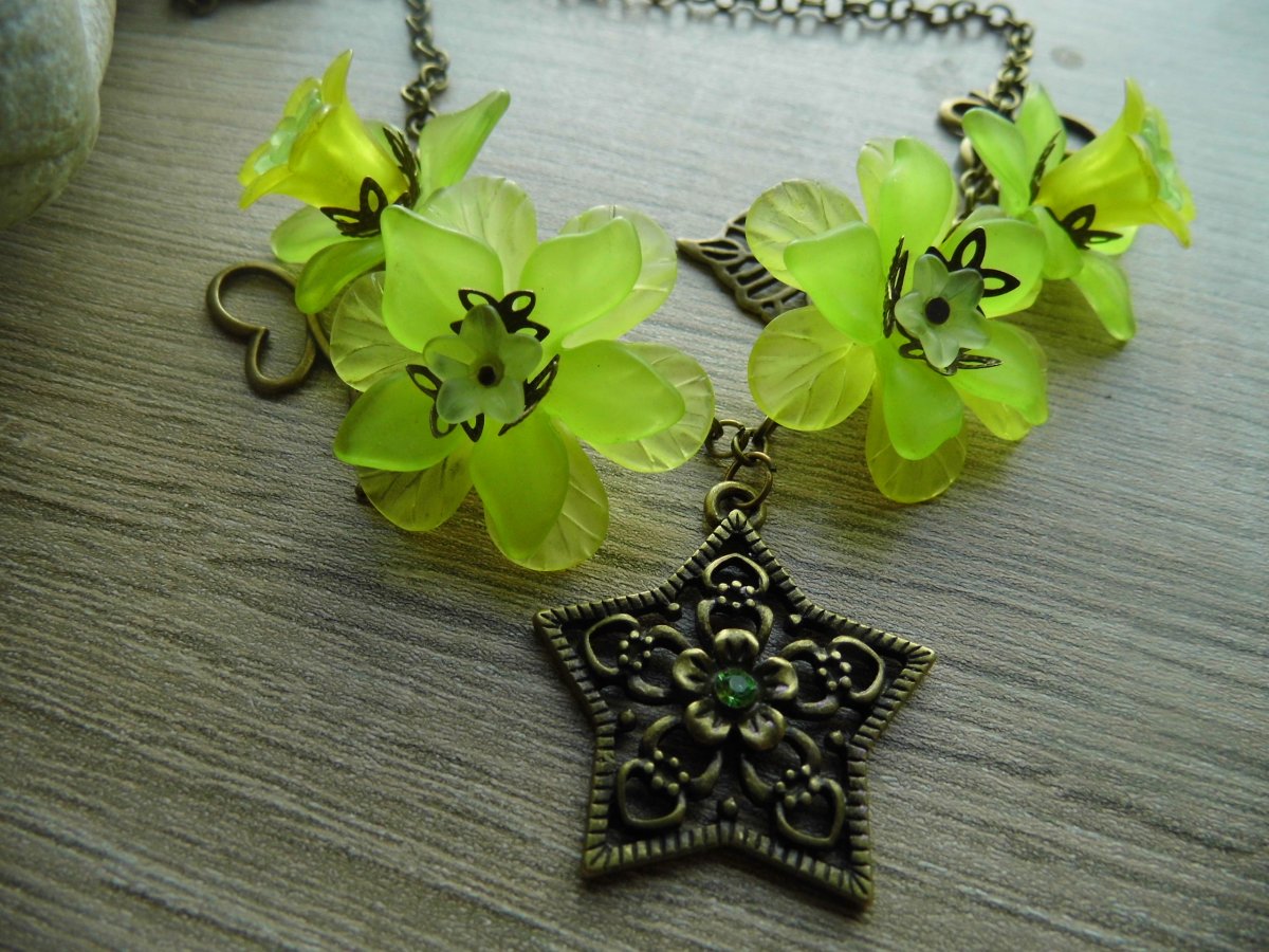 Náhrdelník  z akrylových květů