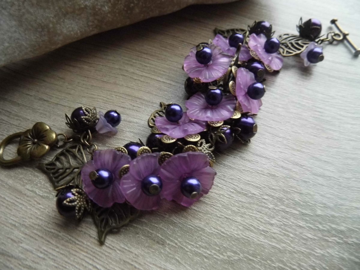 náramek z akrylových fialových květů