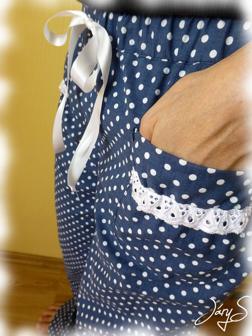 Kalhoty puntíkované s kapsou