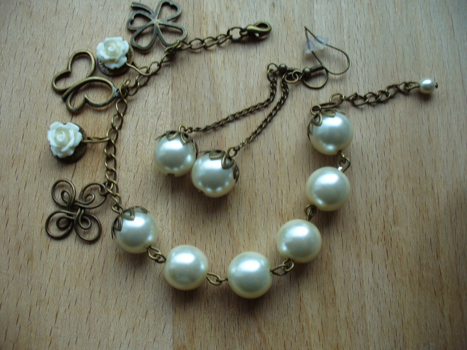 Náramek a náušnice z bílých vosk.korálků