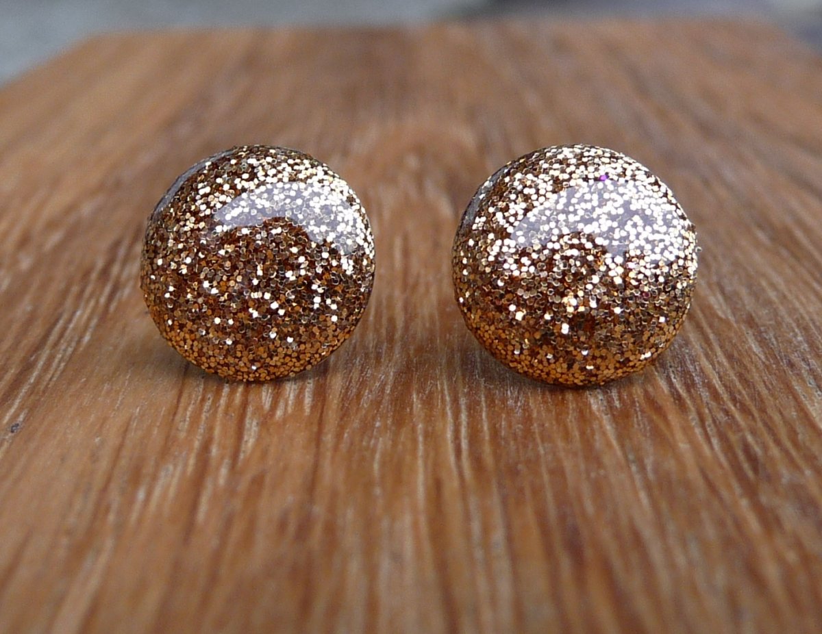 Zlaté třpytivé puzetky