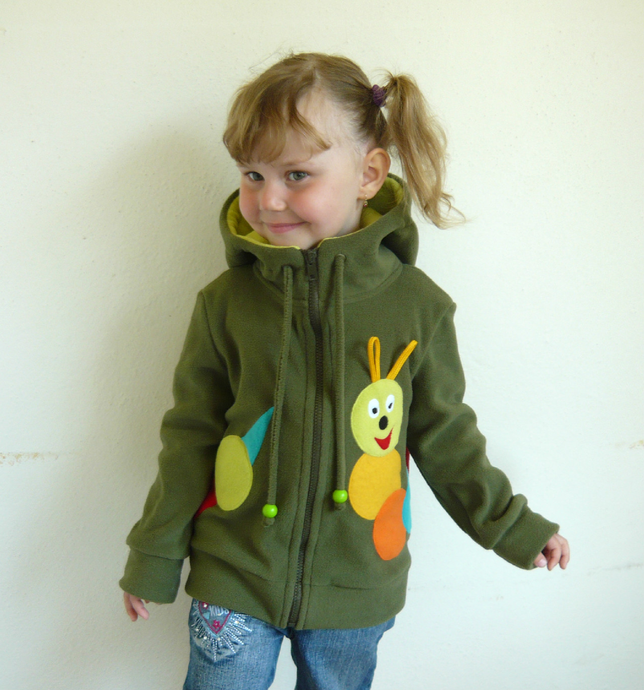 Mikinka s housenkou :-)