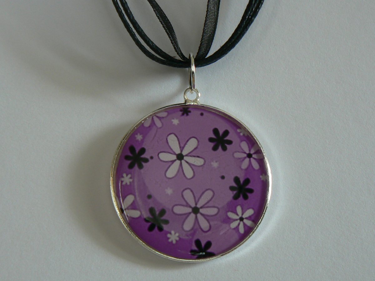 Fialový náhrdelník s kytičkami