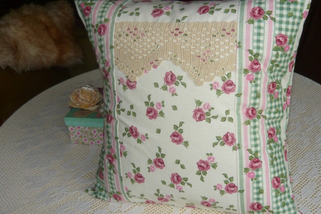 Růžičky  s háčkovanou krajkou