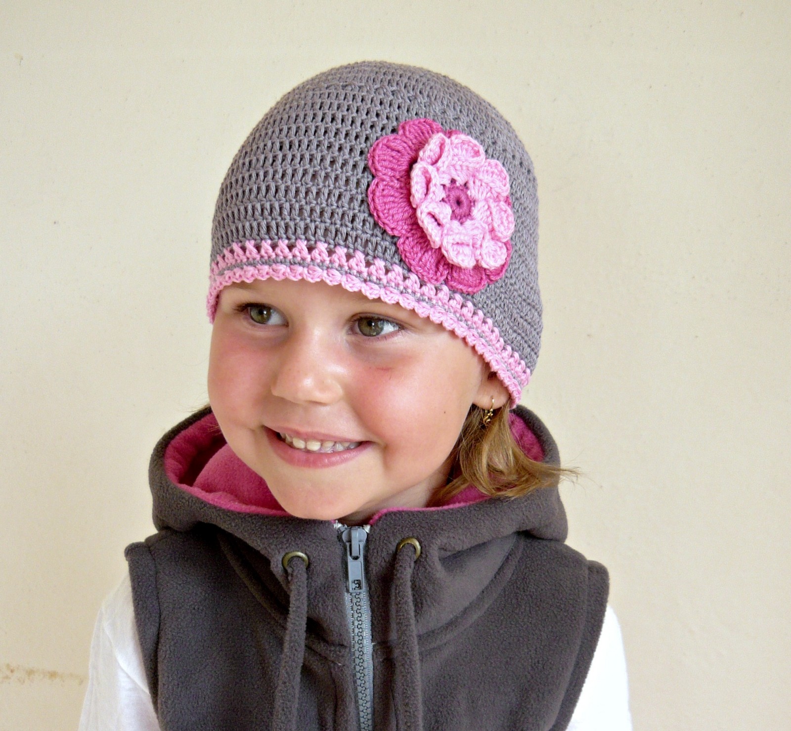 Háčkovaná čepička šedivka