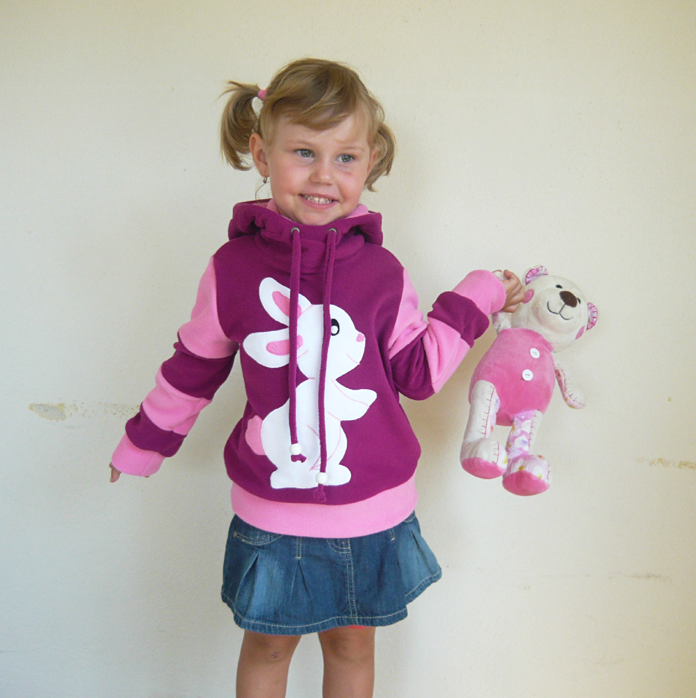 Ostružinová mikinka se zajíčkem