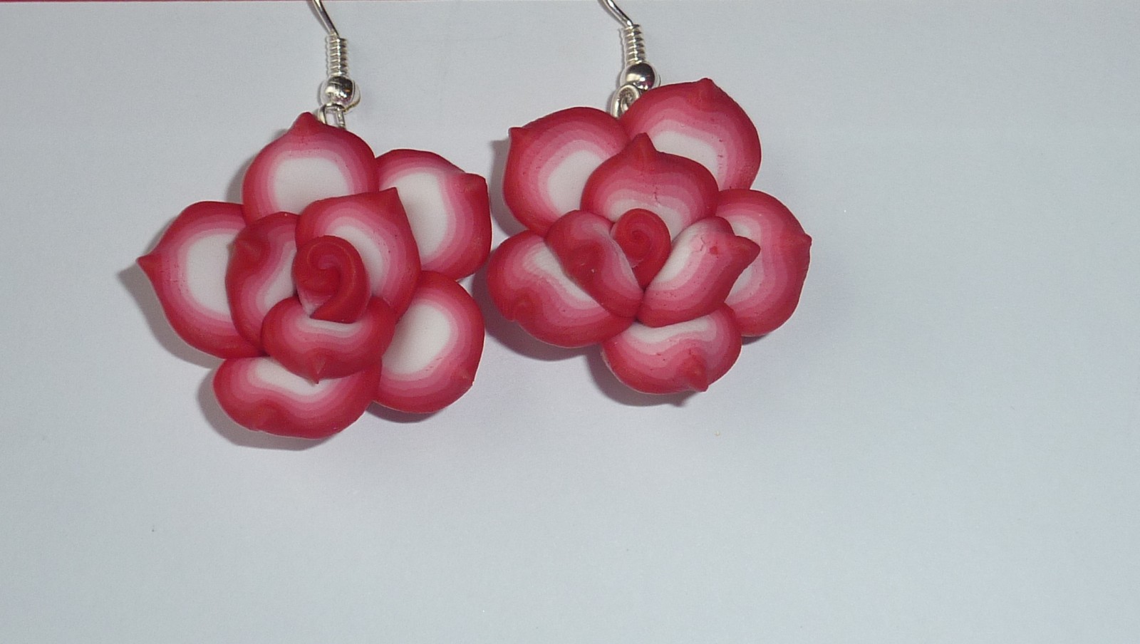 Červeno - bílé růžičky.