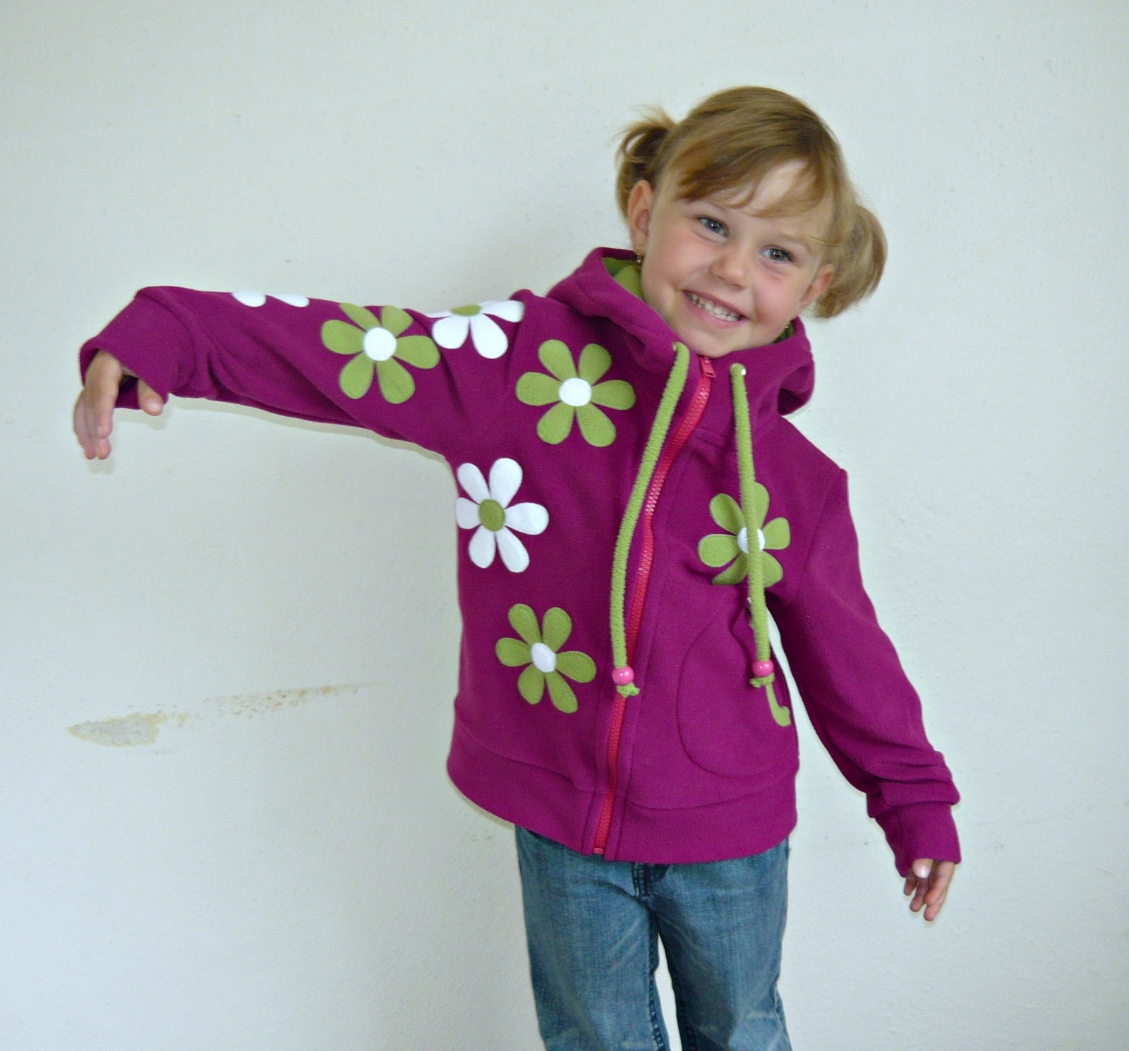 Ostružinová mikinka se skřítkovskou kapucí