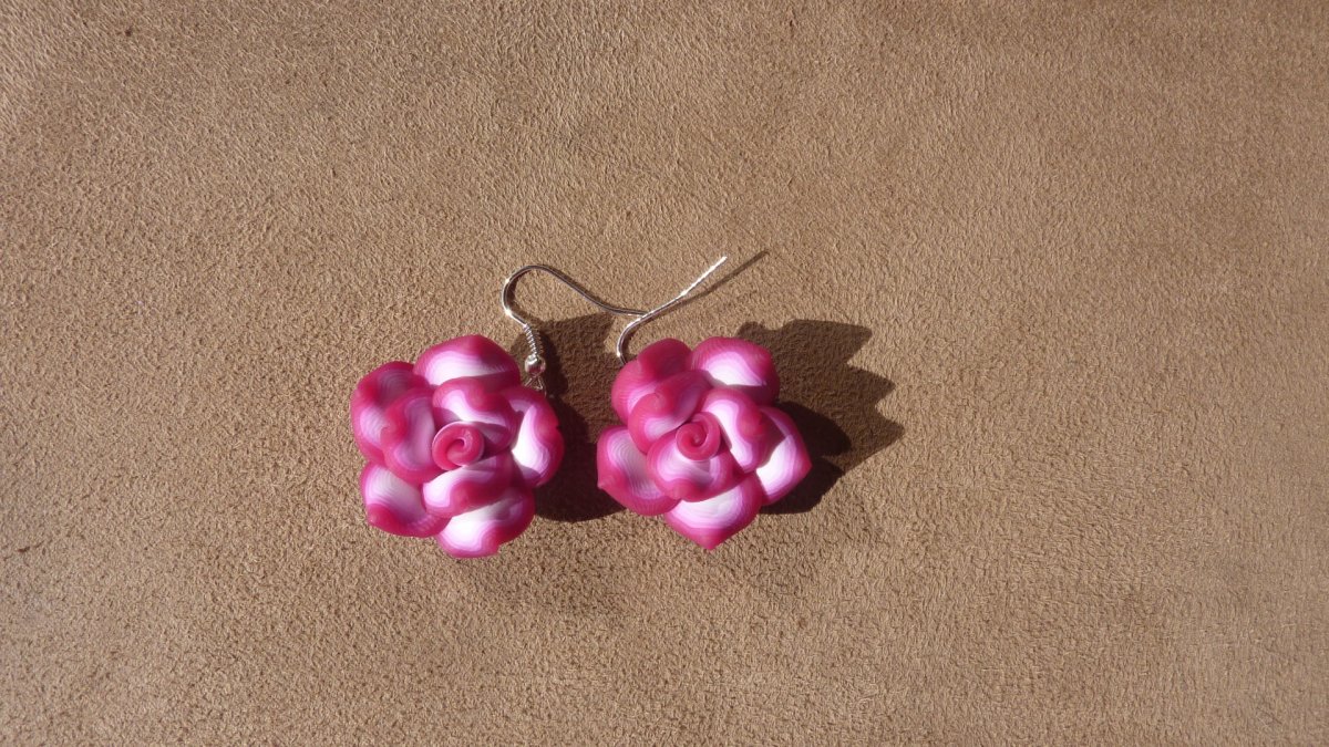 Tmavě červené kytičky