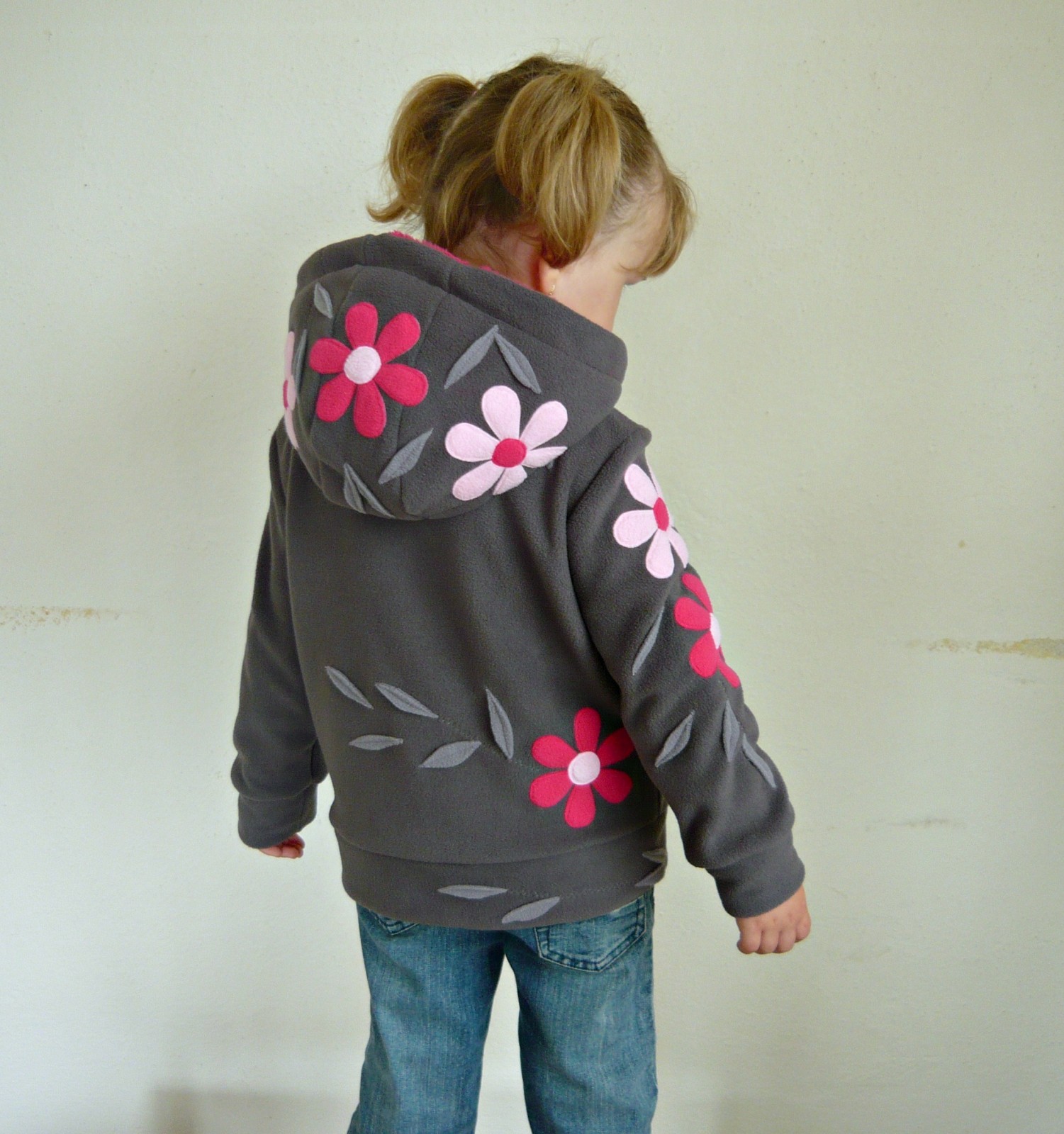 Antracitově šedá mikinka