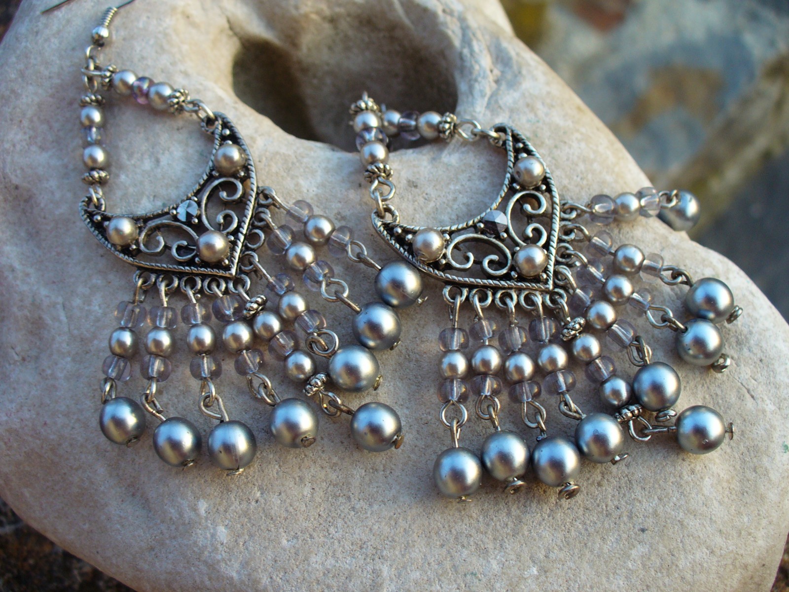 Náušnoce s šedostříbrnými  korálky