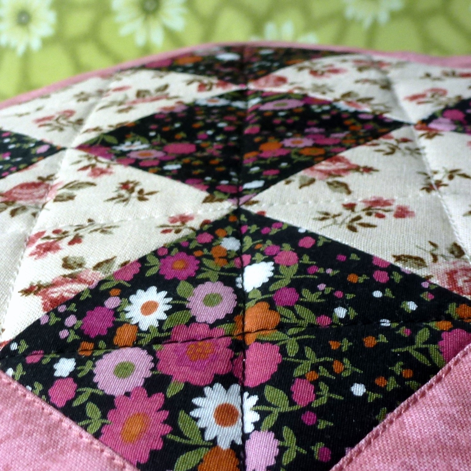 Povlak na polštář ve vzoru šachovnice.