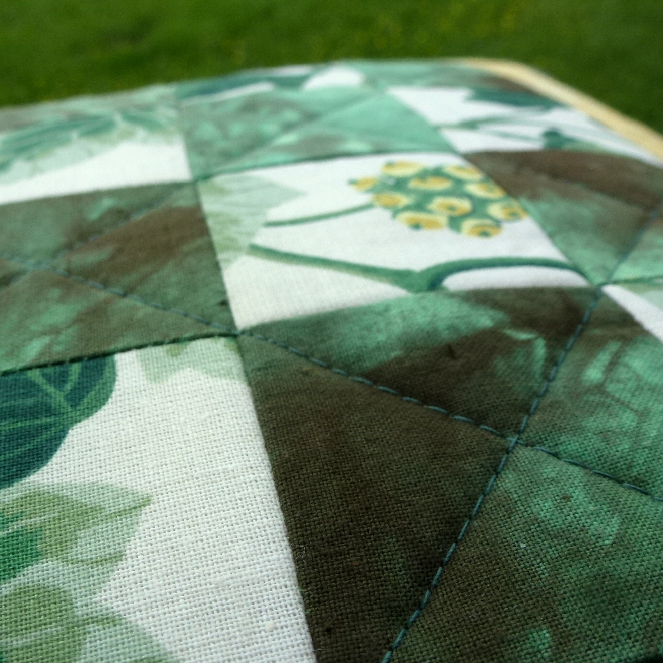 Povlak na polštář ve vzoru šachovnice.