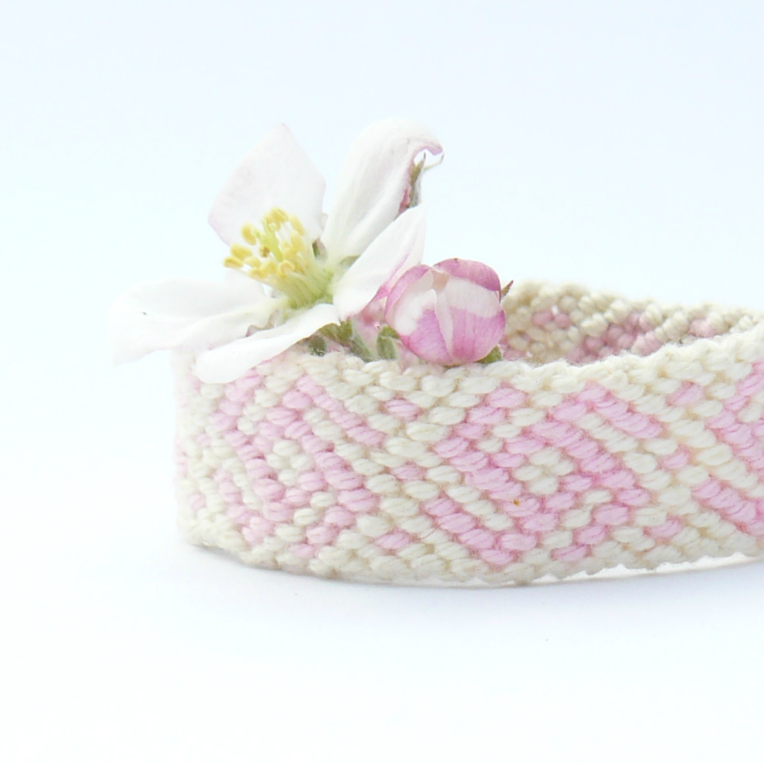 Macramé náramek - jabloňový květ