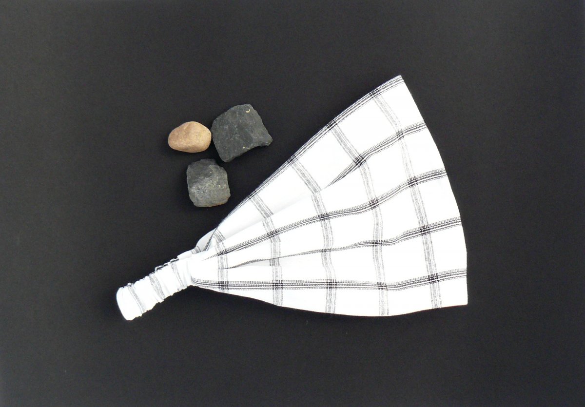 Látková čelenka - bílé kostky