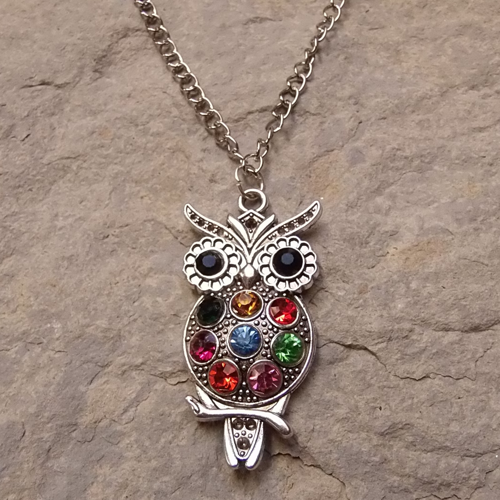 Sova s barevnými kamínky
