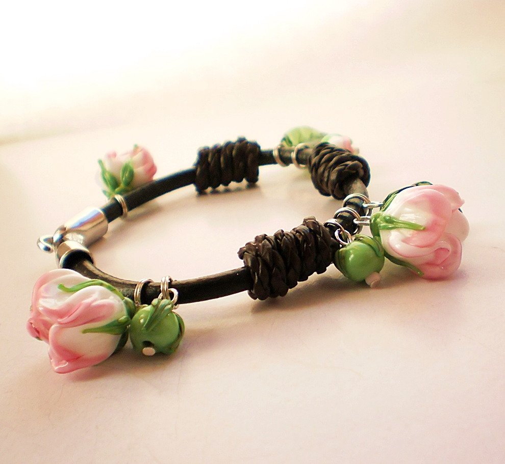 Náramek skleněné vinuté květy a kůže "Fresh breeze"