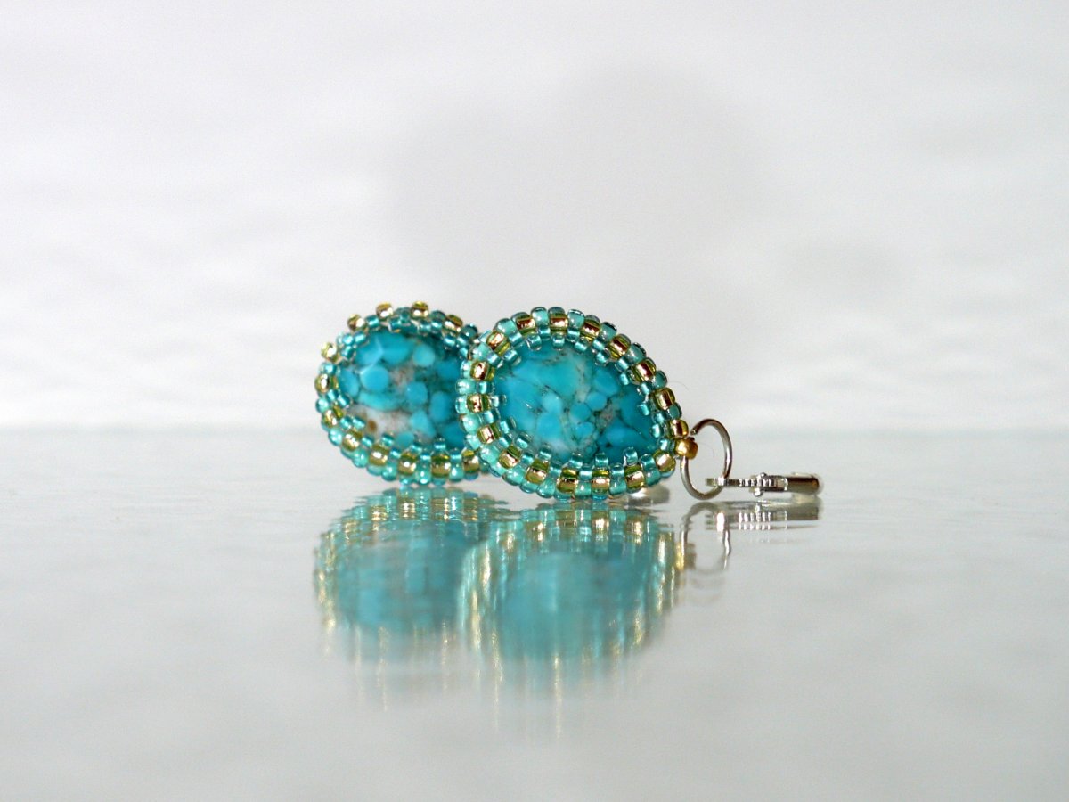 Kapky v barvě tyrkysu