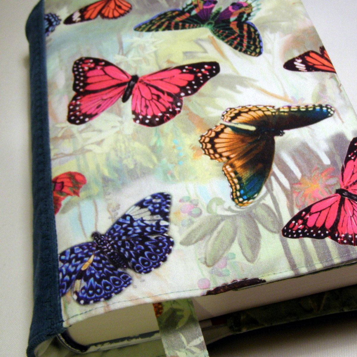 Obal na knihu "Motýli v zeleni"