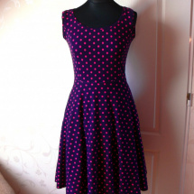 Fialové šaty s puntíkem ala 50.léta