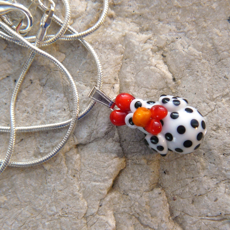 Náhrdelník - slepice bílá